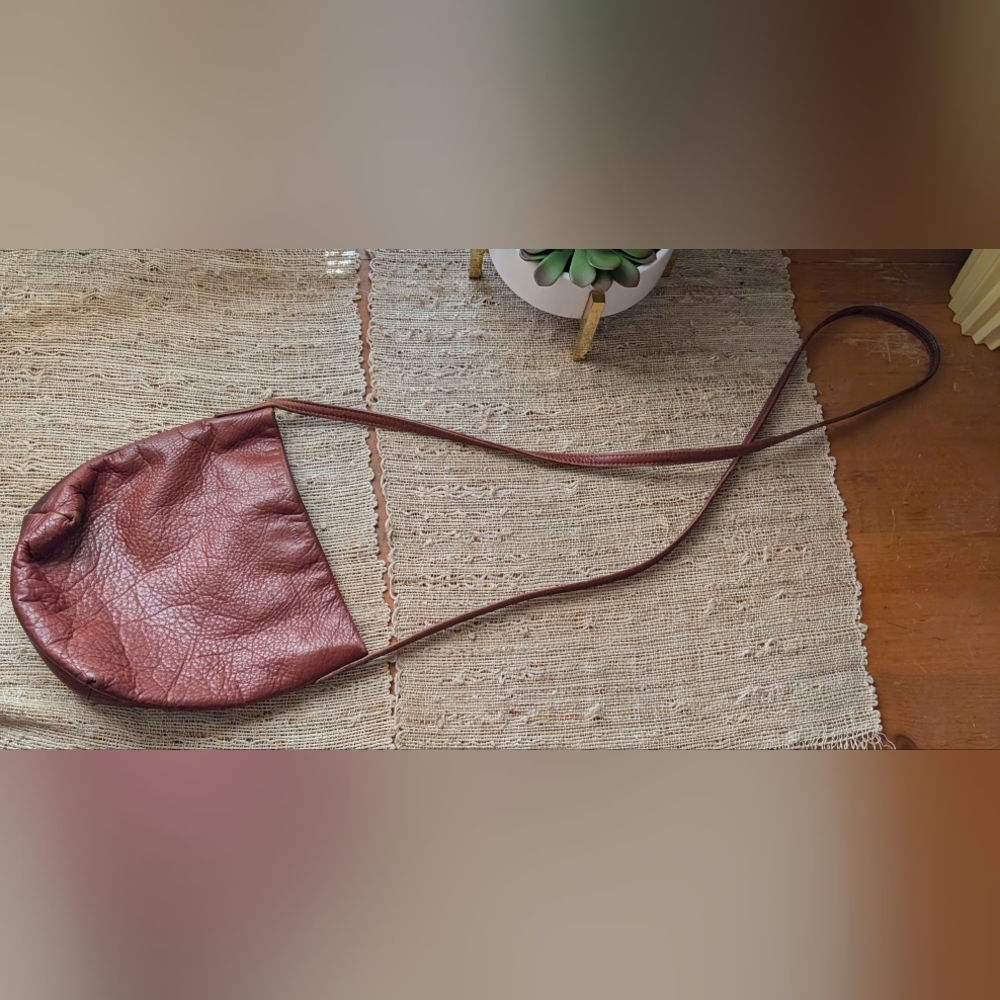 BAGGU Round Crossbody Bag in Burgundy Brown